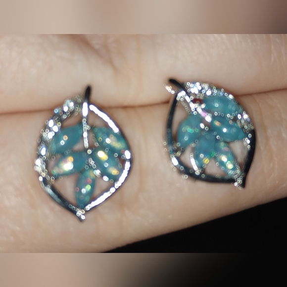 NEW! Gorgeous Silver & Blue Leaf Stud Earrings - Picture 2 of 3